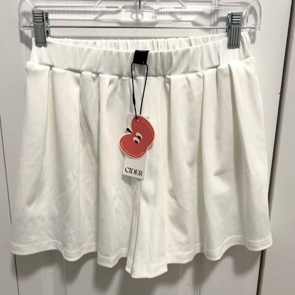 Cider White Shorts - Picture 3 of 3